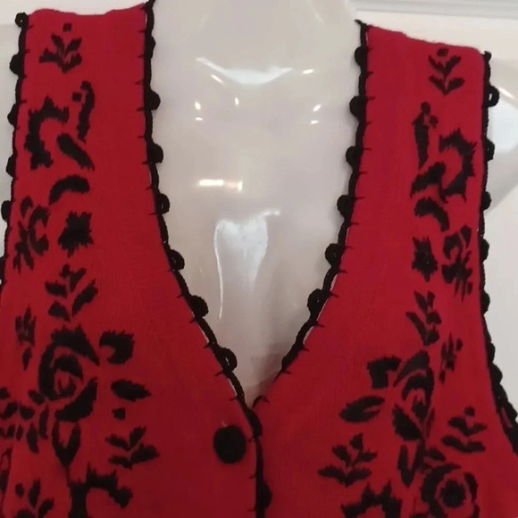 💙🏍red vest with embroidery and cute buttons - Picture 4 of 8